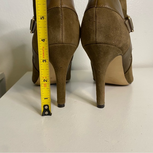 🍄 Marc Fisher Shimmee Peep Toe Booties Ankle
Boots Taupe Suede size 9.5 - Picture 13 of 13